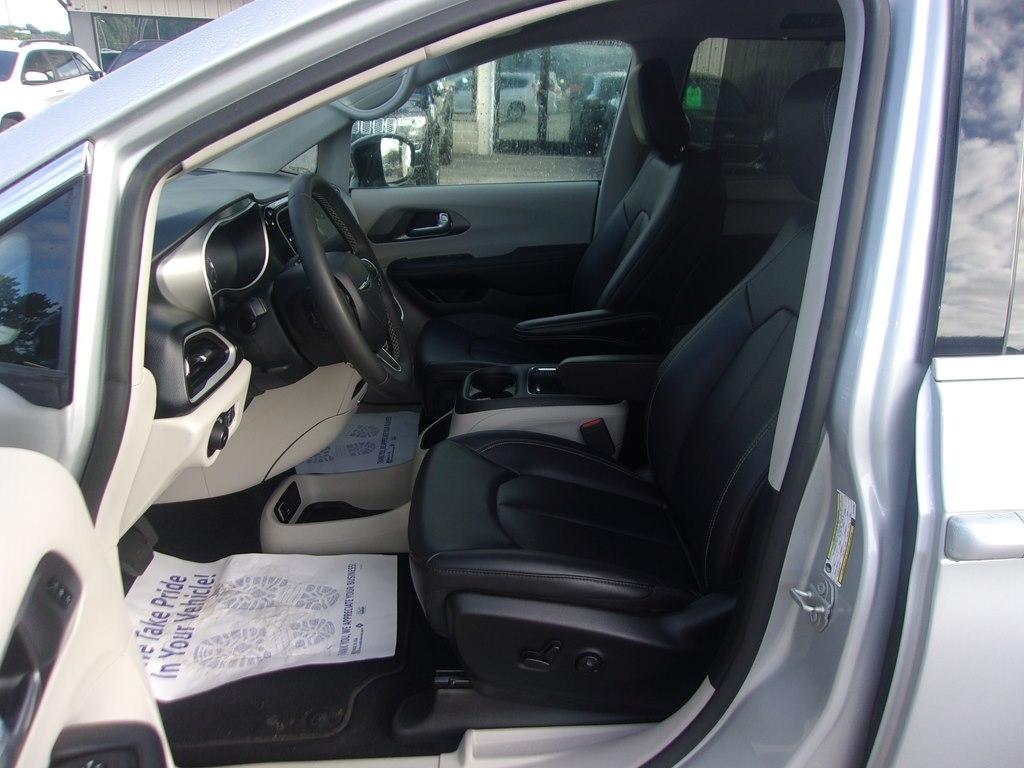 Chrysler Pacifica Touring L FWD 2024