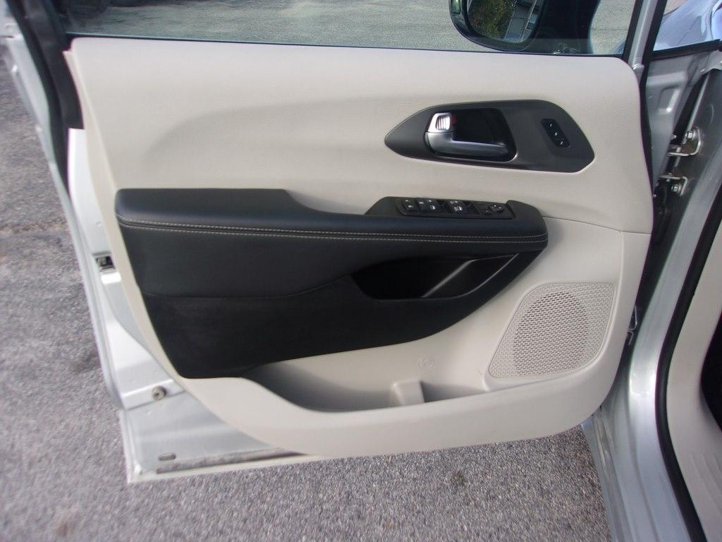 Chrysler Pacifica Touring L FWD 2024
