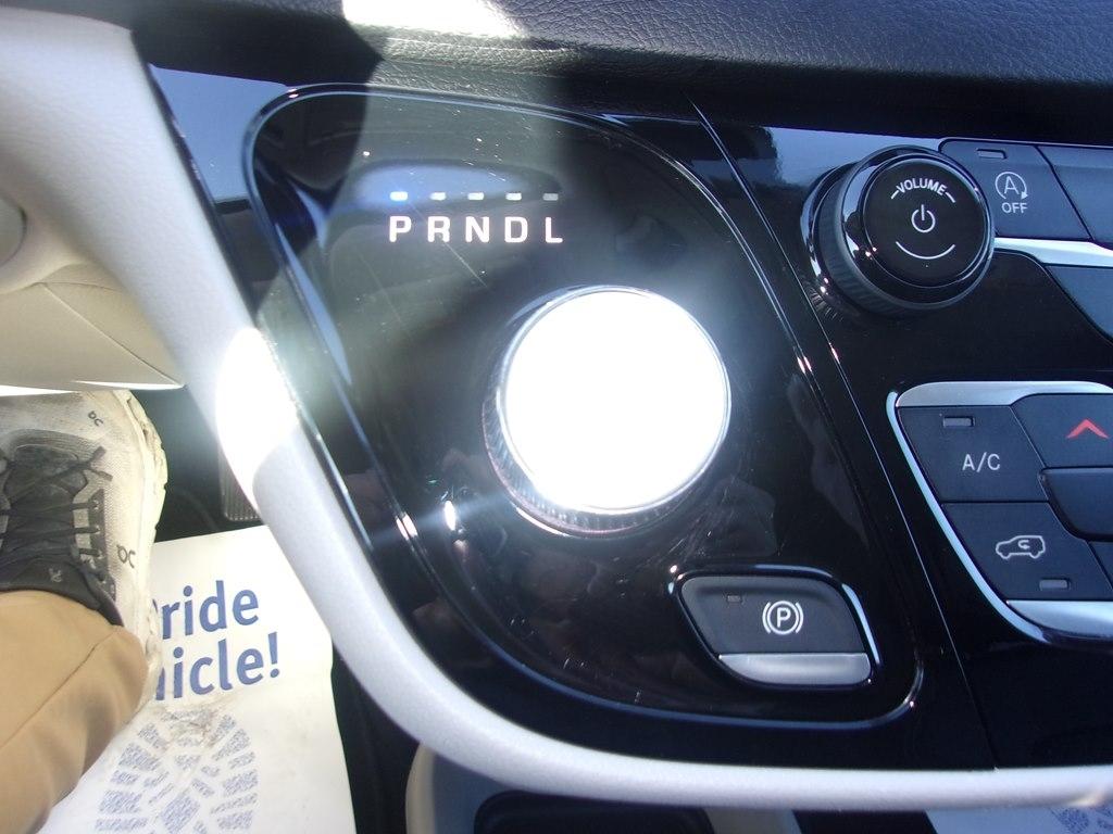 Chrysler Pacifica Touring L FWD 2024