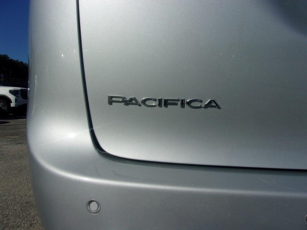 Chrysler Pacifica Touring L FWD 2024