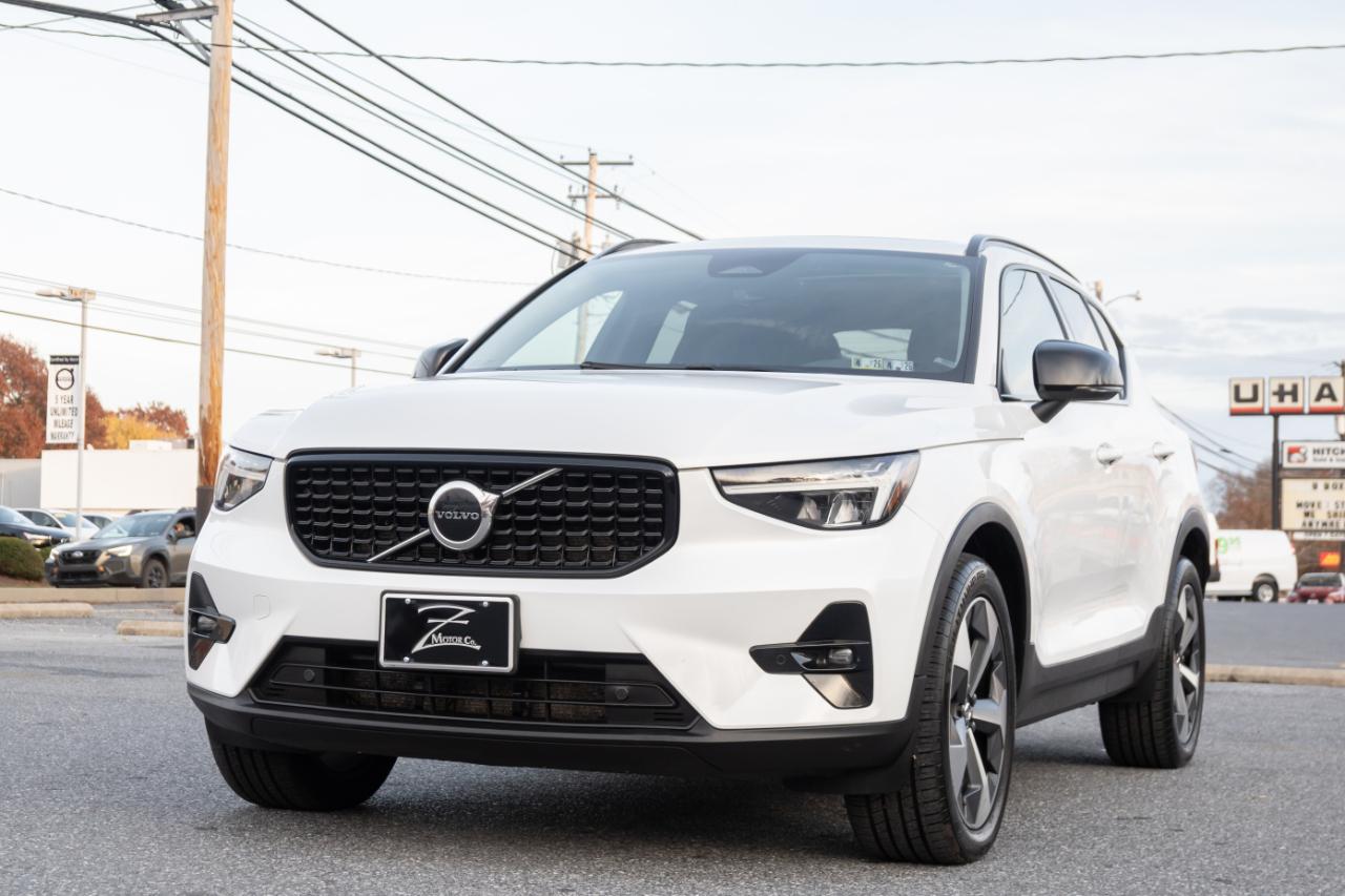 2023 Volvo XC40 B5 AWD Plus Dark Theme