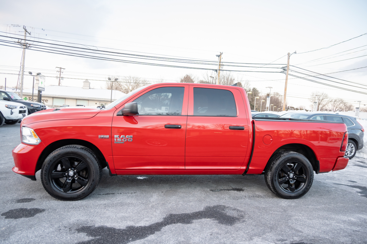 RAM 1500 Classic Express 4x4 Crew Cab 5'7" Box 2022