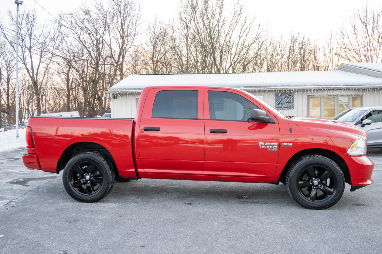 RAM 1500 Classic Express 4x4 Crew Cab 5'7" Box 2022