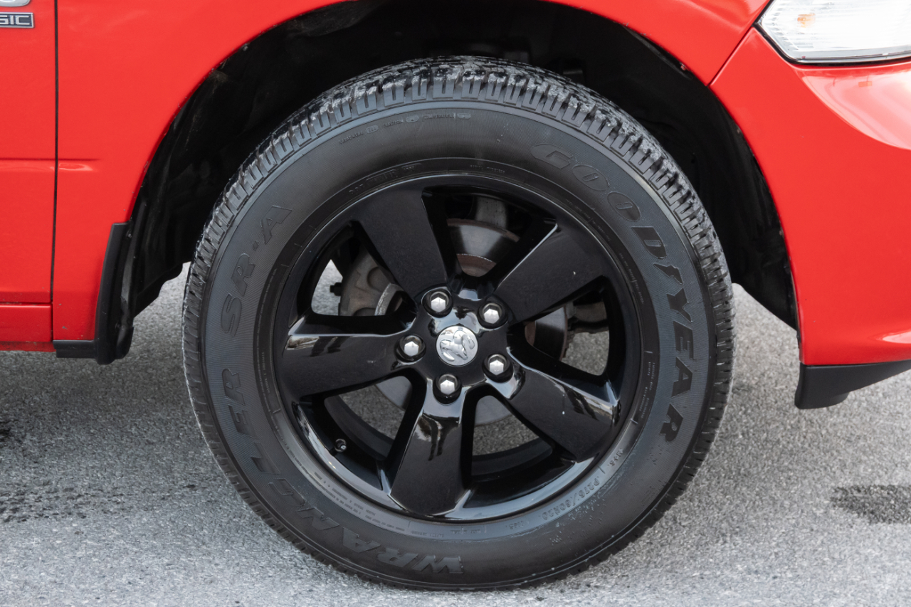 RAM 1500 Classic Express 4x4 Crew Cab 5'7" Box 2022