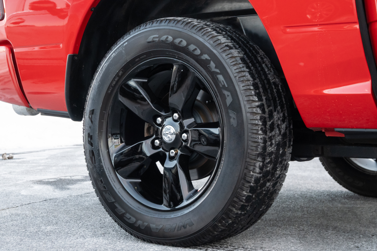 RAM 1500 Classic Express 4x4 Crew Cab 5'7" Box 2022