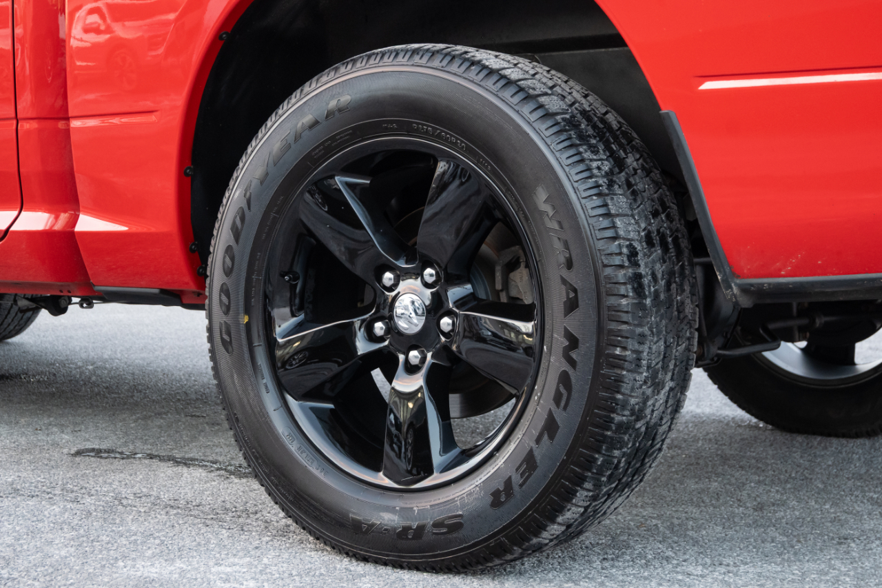 RAM 1500 Classic Express 4x4 Crew Cab 5'7" Box 2022