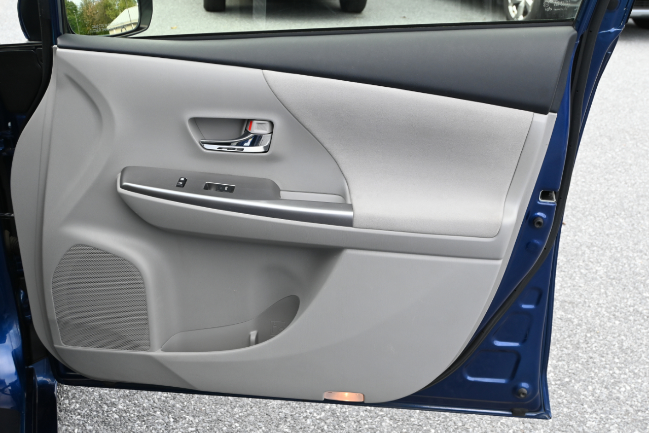 Toyota Prius V Three 2017 Toyota Prius V Three 2017