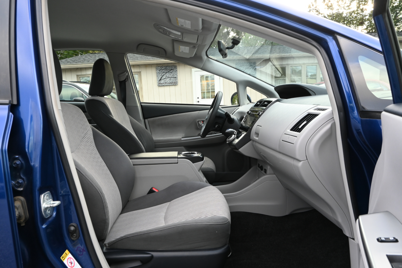 Toyota Prius V Three 2017 Toyota Prius V Three 2017