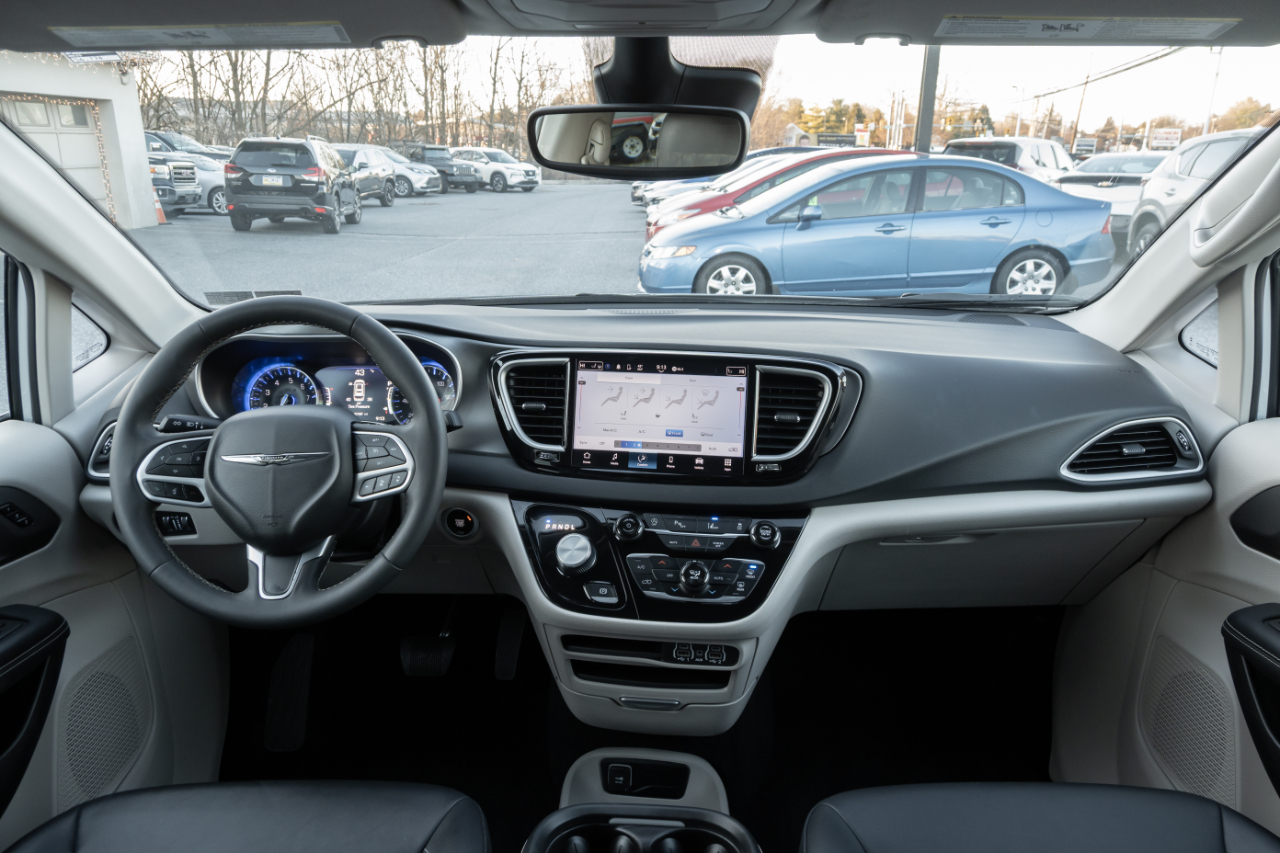 Chrysler Pacifica Touring L FWD 2024