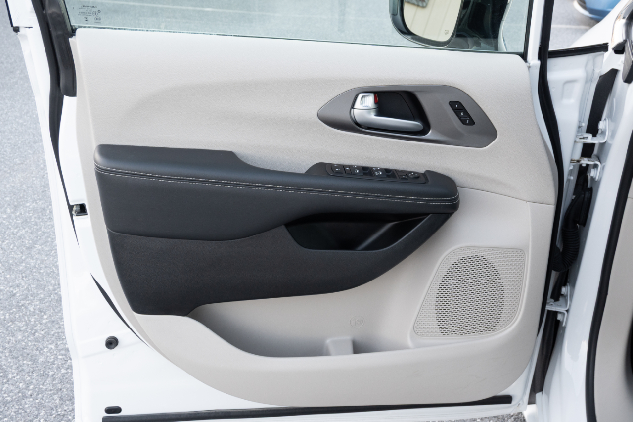 Chrysler Pacifica Touring L FWD 2024