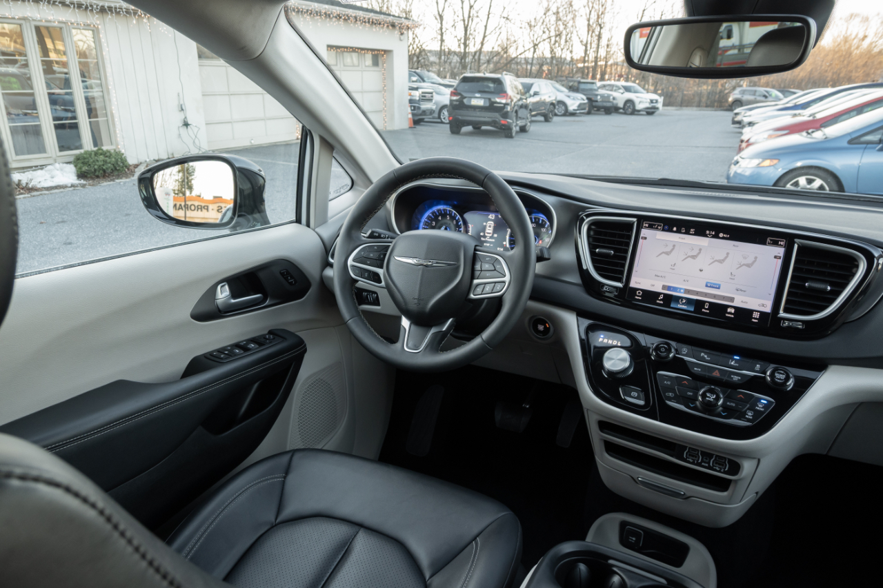 Chrysler Pacifica Touring L FWD 2024