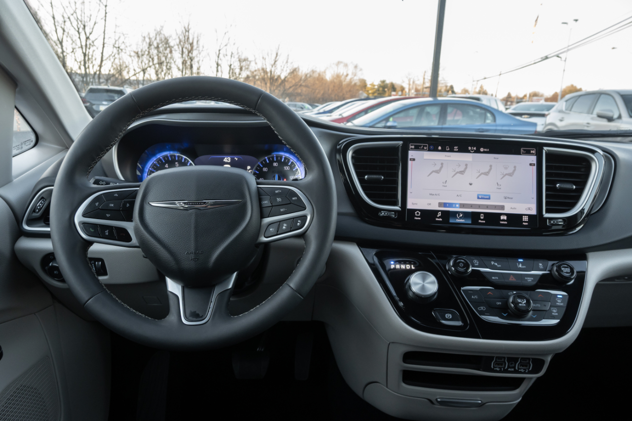 Chrysler Pacifica Touring L FWD 2024