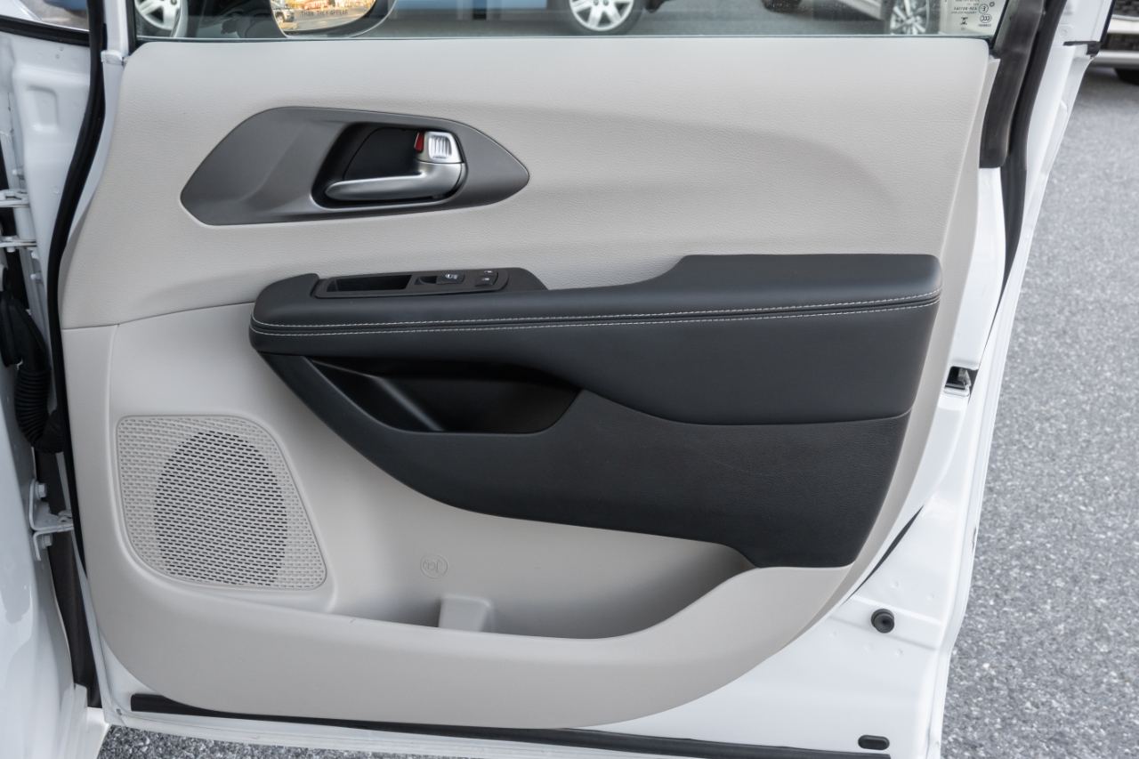 Chrysler Pacifica Touring L FWD 2024