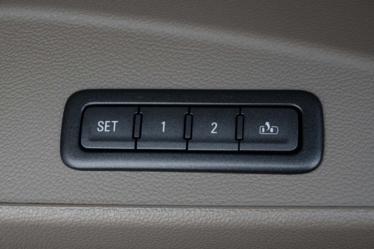 Chevrolet Suburban 4WD 4dr 1500 LT 2018