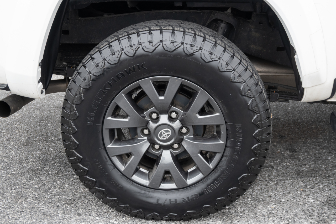 Toyota Tacoma 4WD SR5 Double Cab 5' Bed V6 AT (Natl) 2023