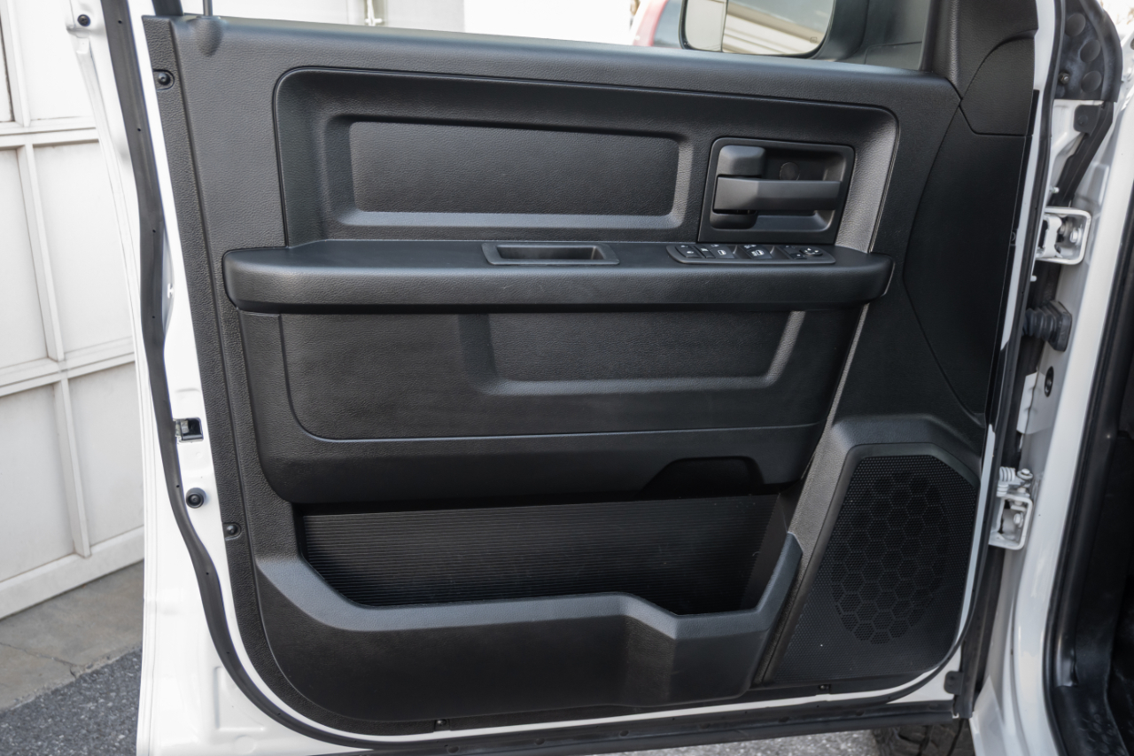 RAM 1500 Classic Tradesman 4x4 Quad Cab 6'4" Box 2022