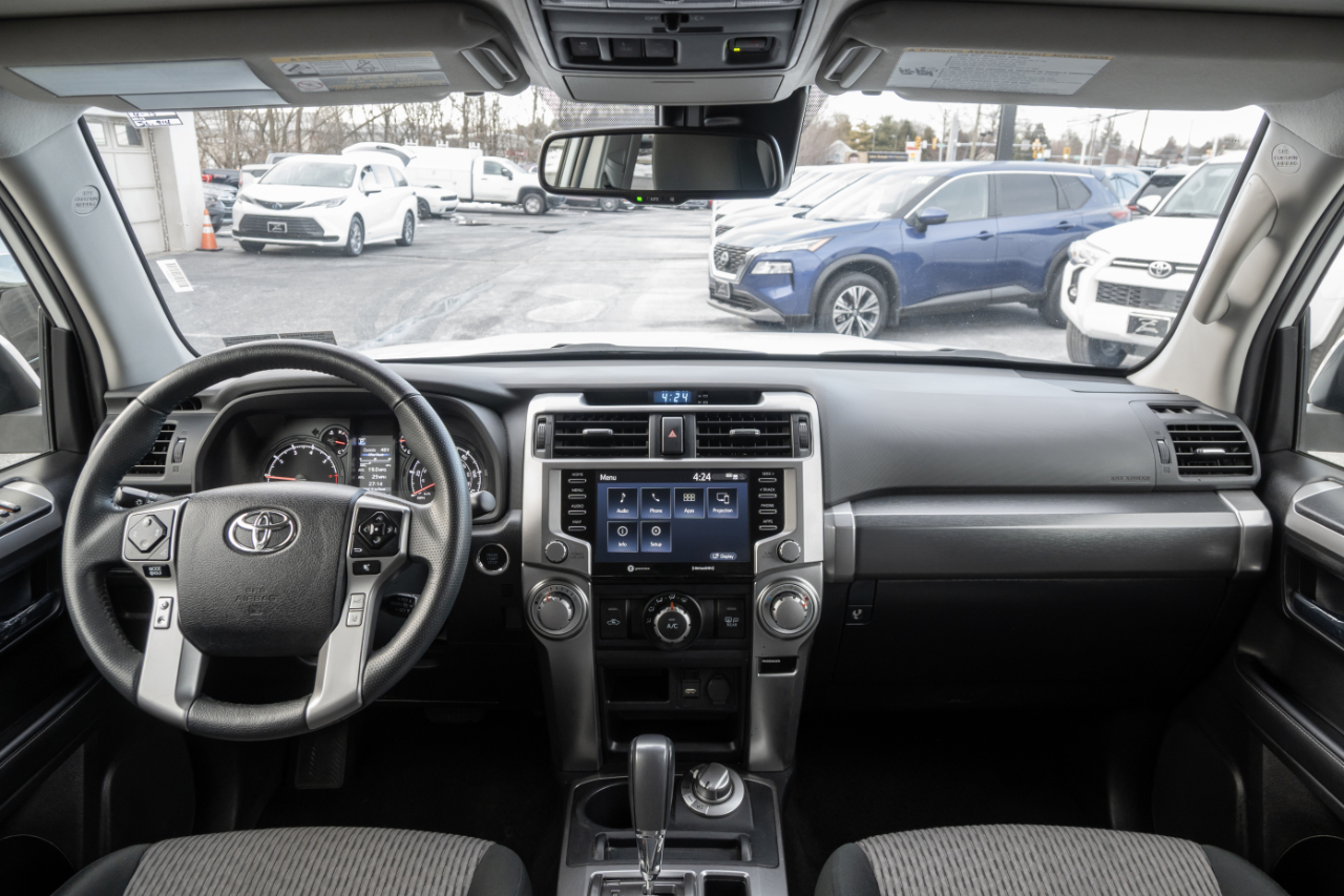 Toyota 4Runner SR5 4WD 2024