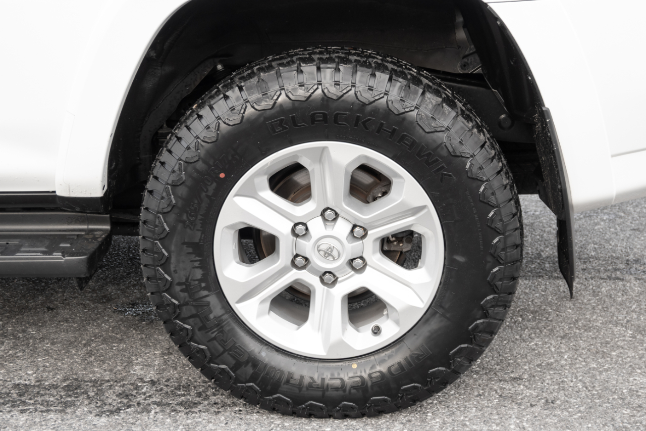 Toyota 4Runner SR5 4WD 2024