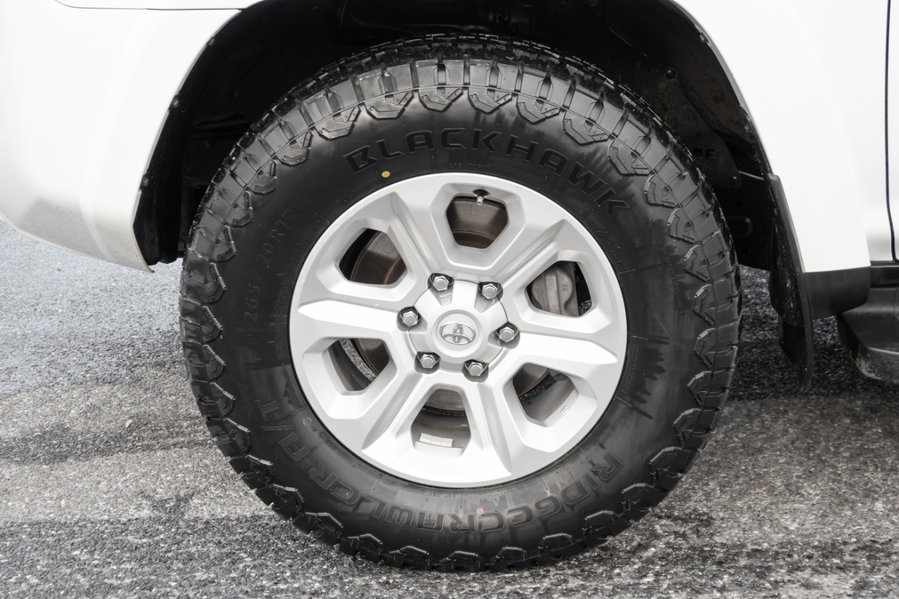 Toyota 4Runner SR5 4WD 2024