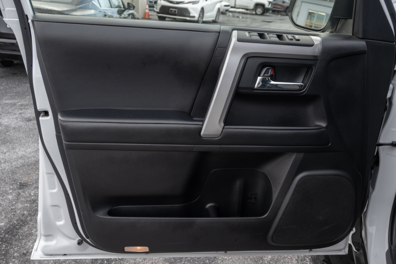 Toyota 4Runner SR5 4WD 2024