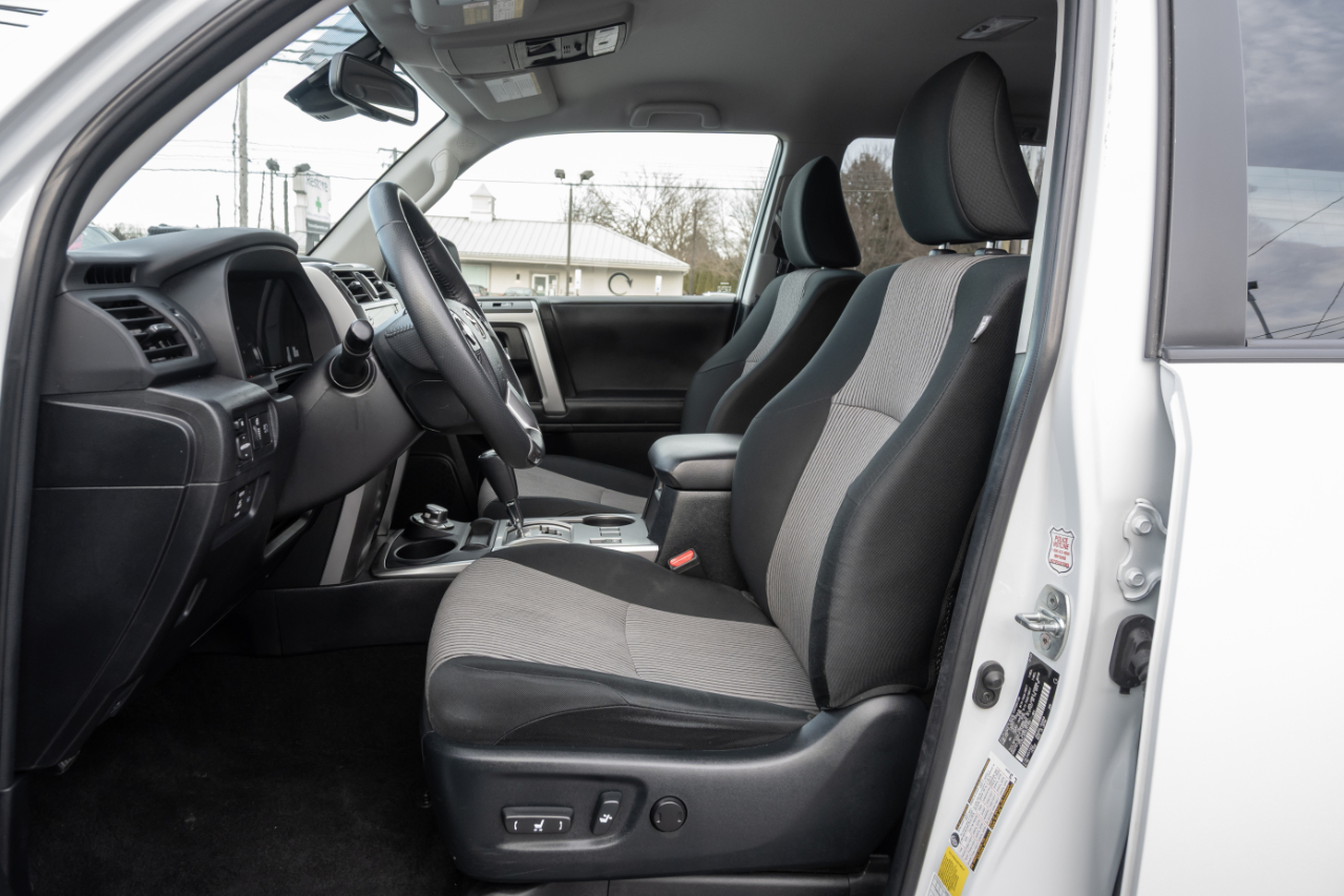 Toyota 4Runner SR5 4WD 2024