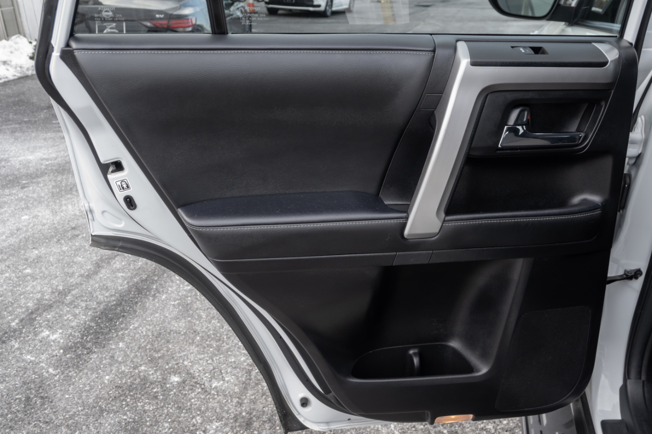 Toyota 4Runner SR5 4WD 2024