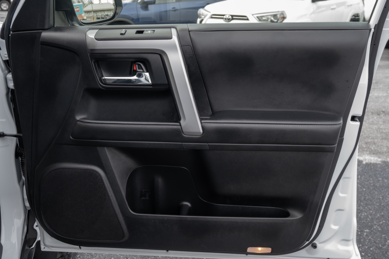 Toyota 4Runner SR5 4WD 2024