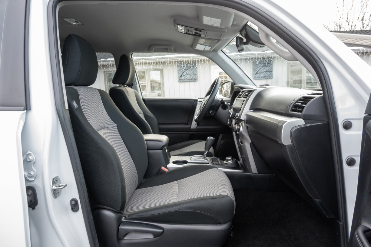 Toyota 4Runner SR5 4WD 2024