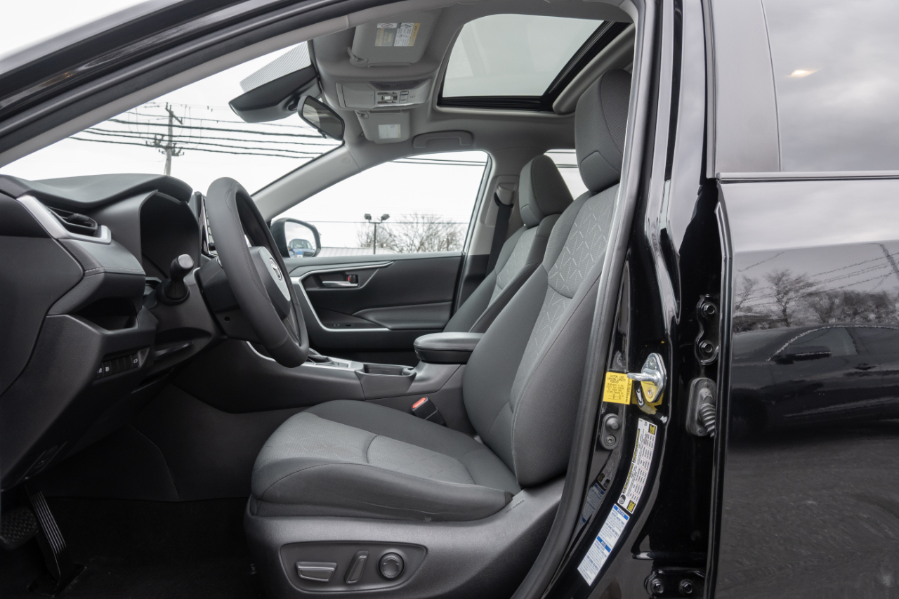 Toyota RAV4 XLE AWD 2021