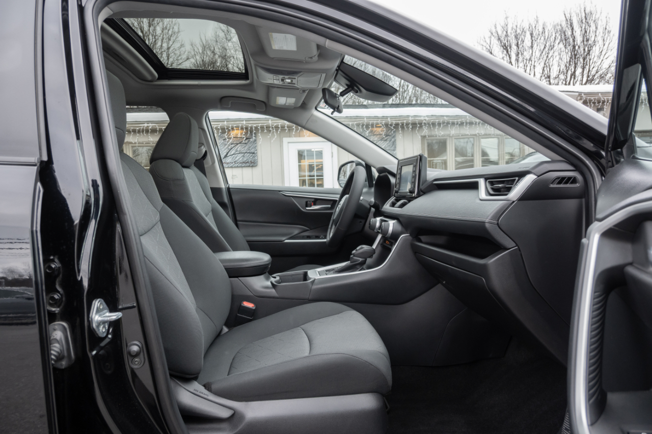 Toyota RAV4 XLE AWD 2021