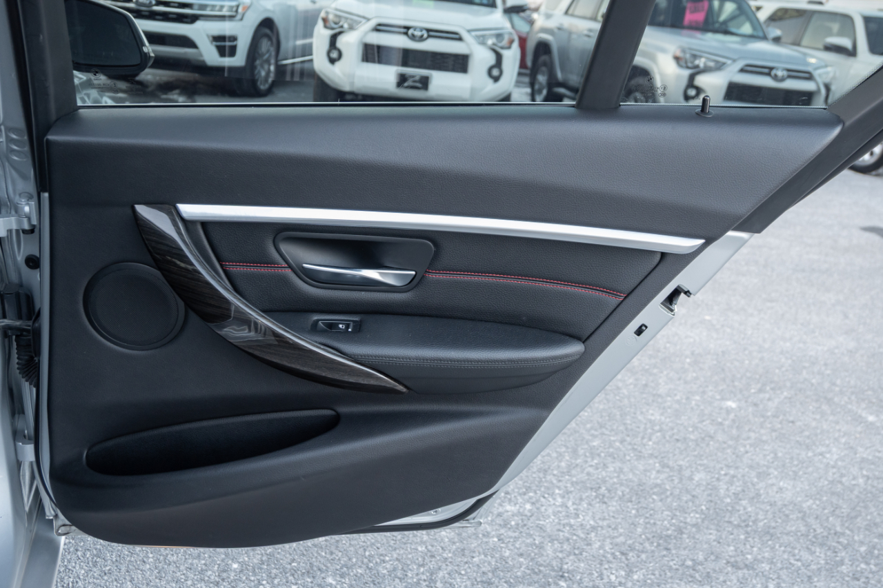 BMW 3 Series 330i xDrive Sedan 2017