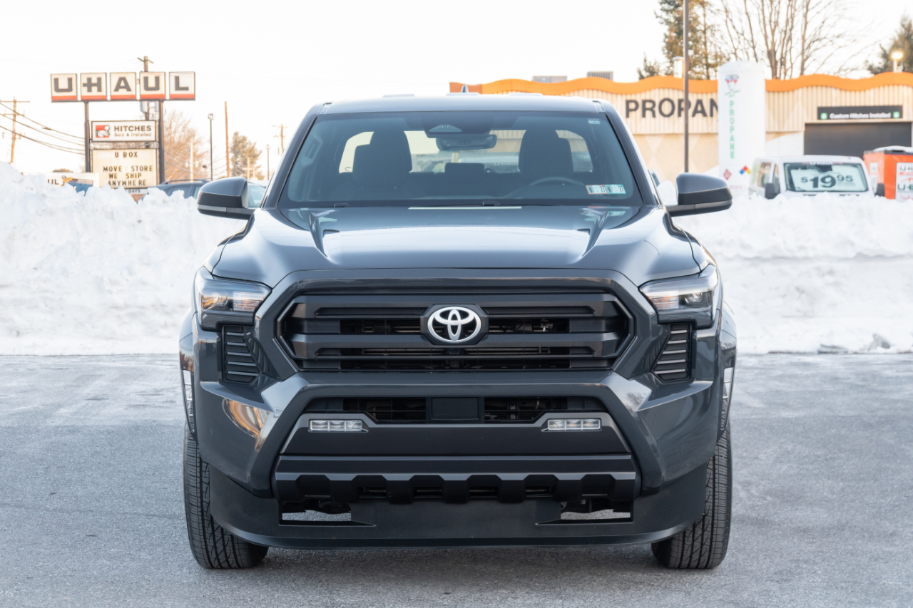 Toyota Tacoma 2WD SR5 Double Cab 6' Bed AT (Natl) 2024