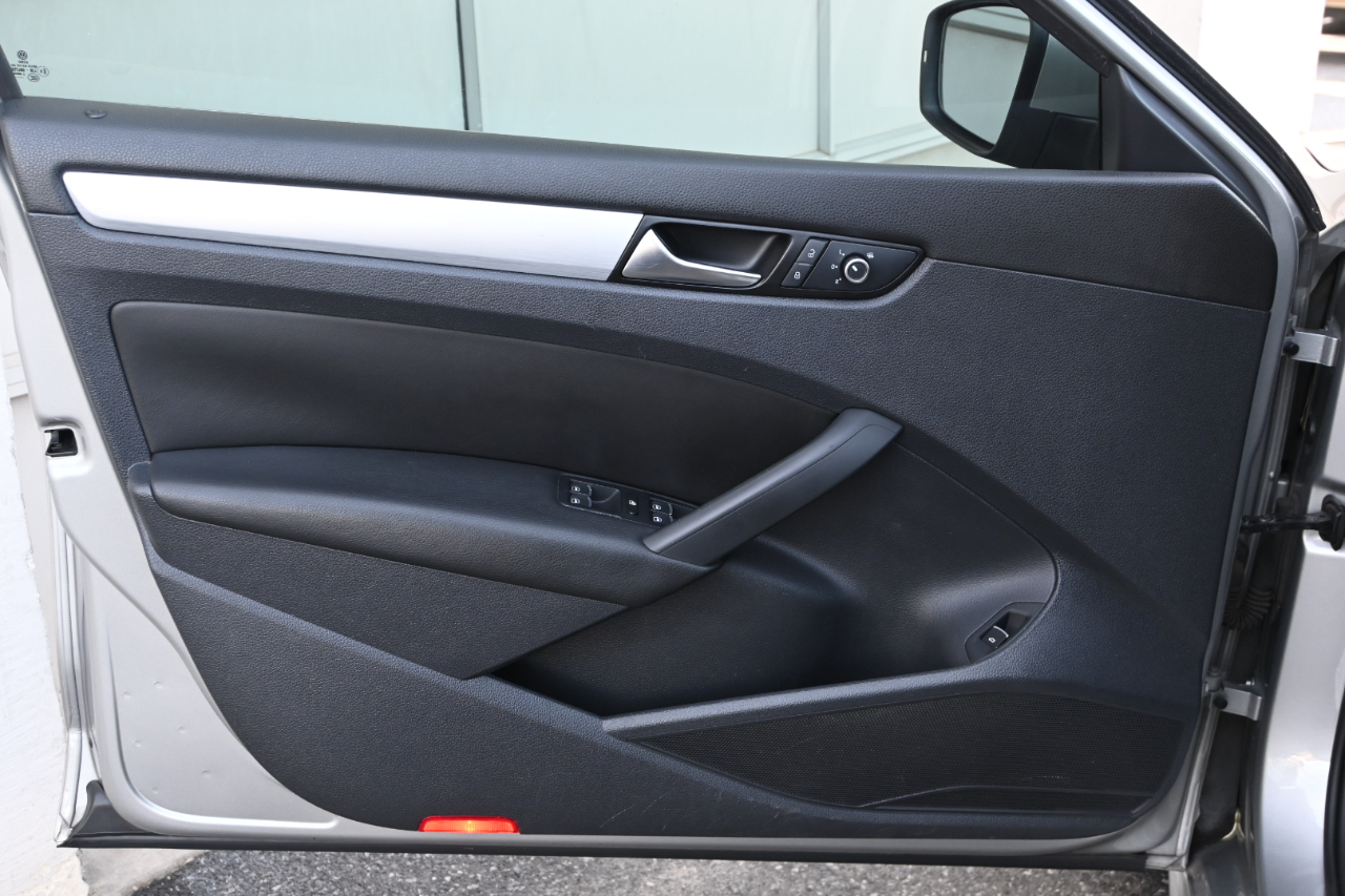 Volkswagen Passat 4dr Sdn 2.5L Auto SE PZEV 2013