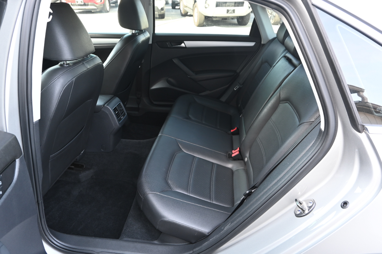 Volkswagen Passat 4dr Sdn 2.5L Auto SE PZEV 2013