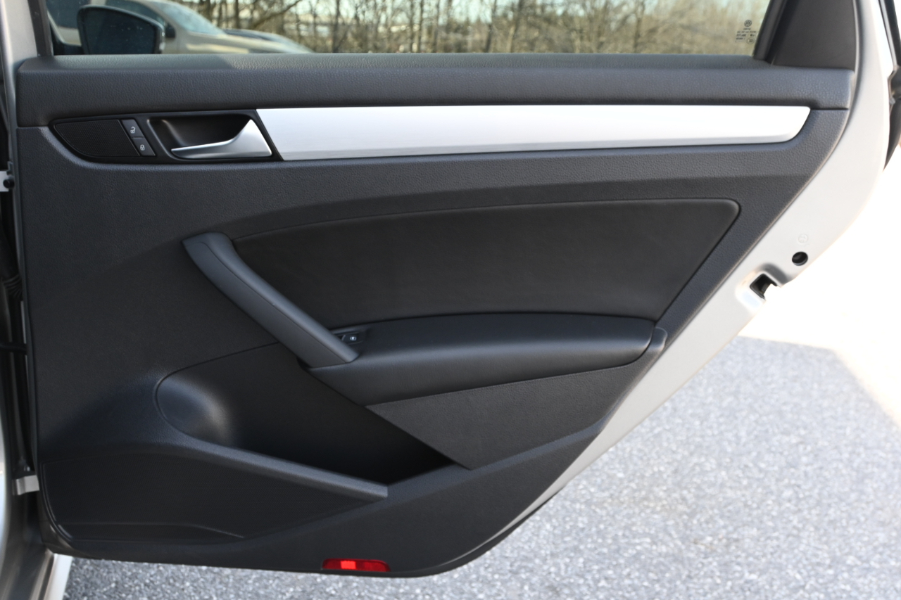 Volkswagen Passat 4dr Sdn 2.5L Auto SE PZEV 2013