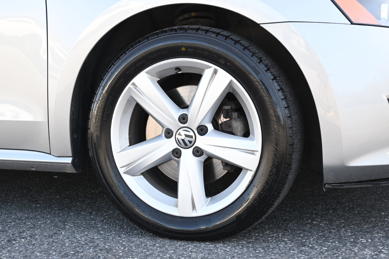 Volkswagen Passat 4dr Sdn 2.5L Auto SE PZEV 2013