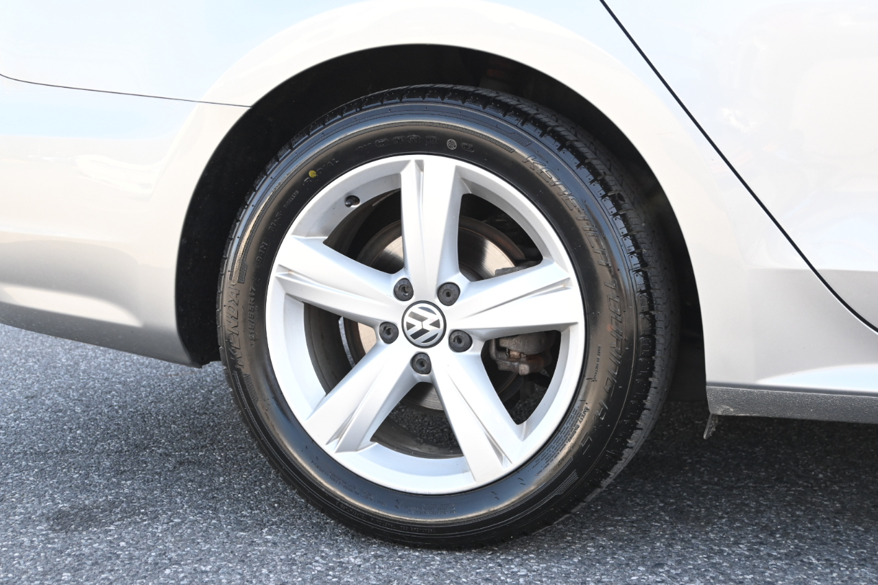 Volkswagen Passat 4dr Sdn 2.5L Auto SE PZEV 2013