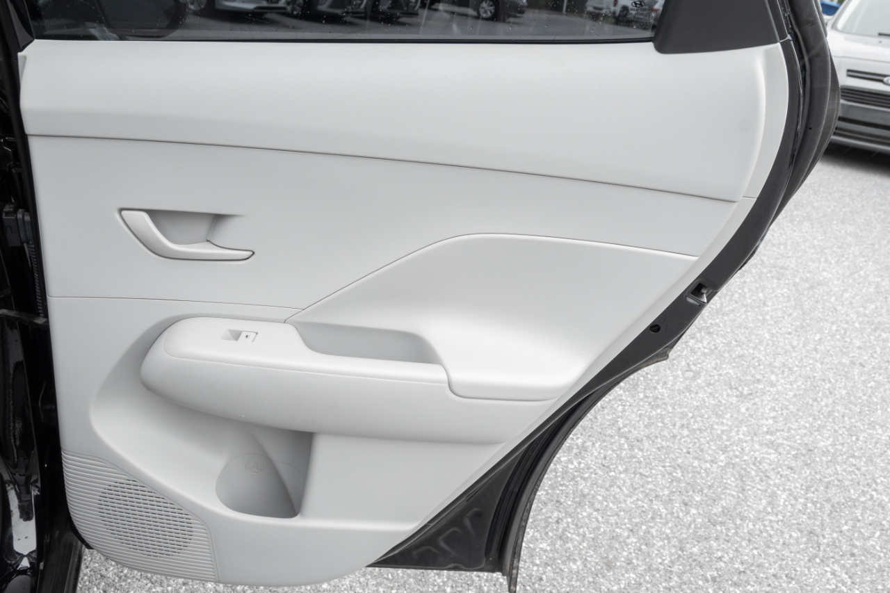 Hyundai Kona SE FWD 2024