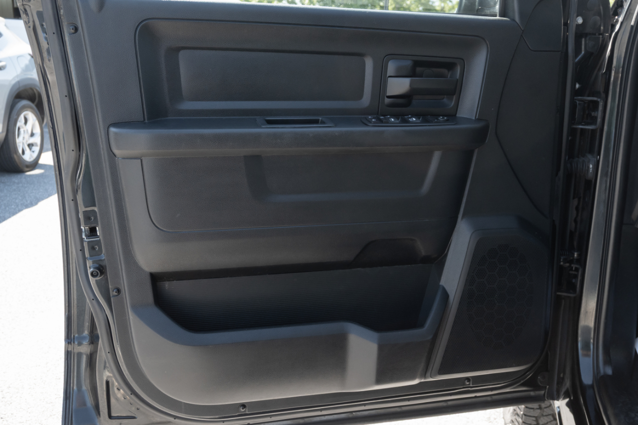 RAM 1500 Express 4x4 Quad Cab 6'4" Box 2017