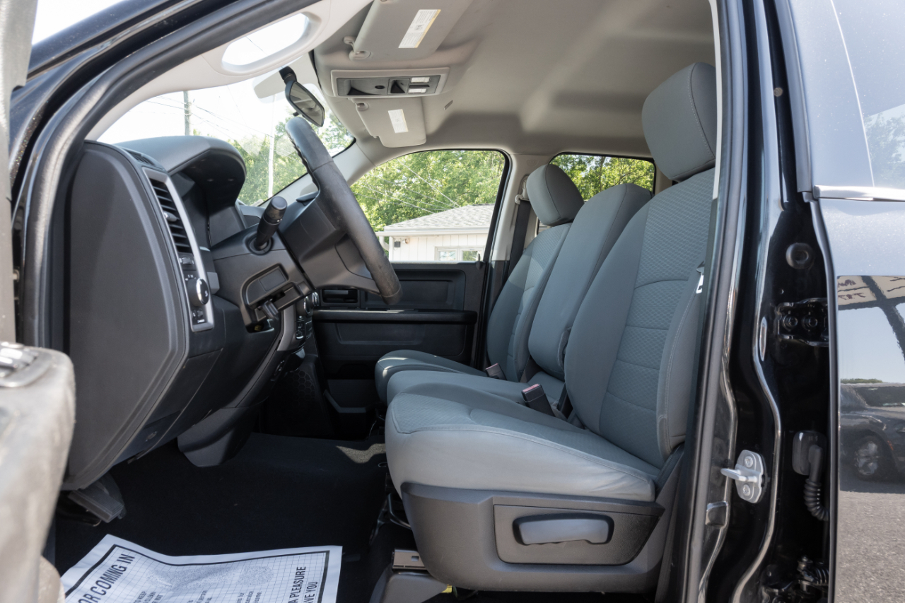 RAM 1500 Express 4x4 Quad Cab 6'4" Box 2017