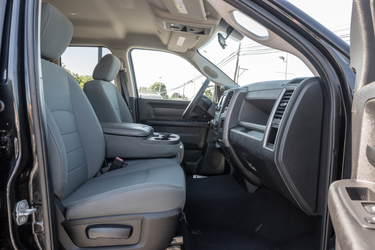 RAM 1500 Express 4x4 Quad Cab 6'4" Box 2017