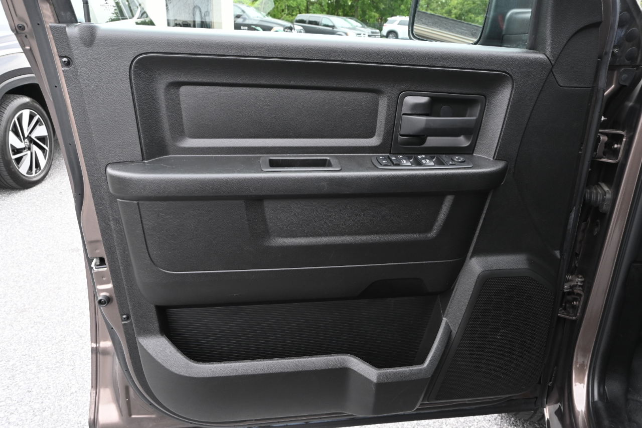 RAM 1500 Classic Tradesman 4x4 Crew Cab 5'7" Box 2019