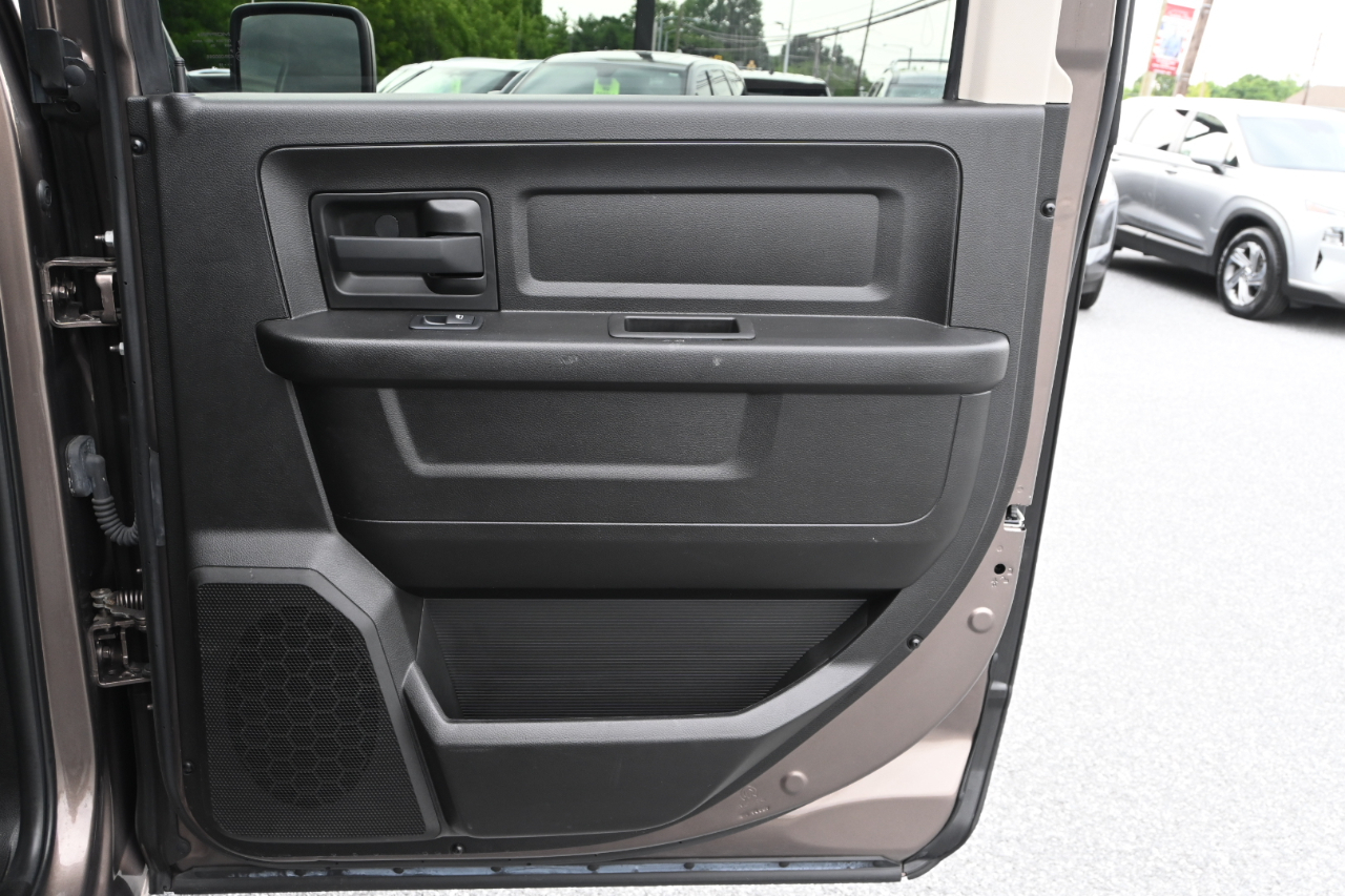 RAM 1500 Classic Tradesman 4x4 Crew Cab 5'7" Box 2019