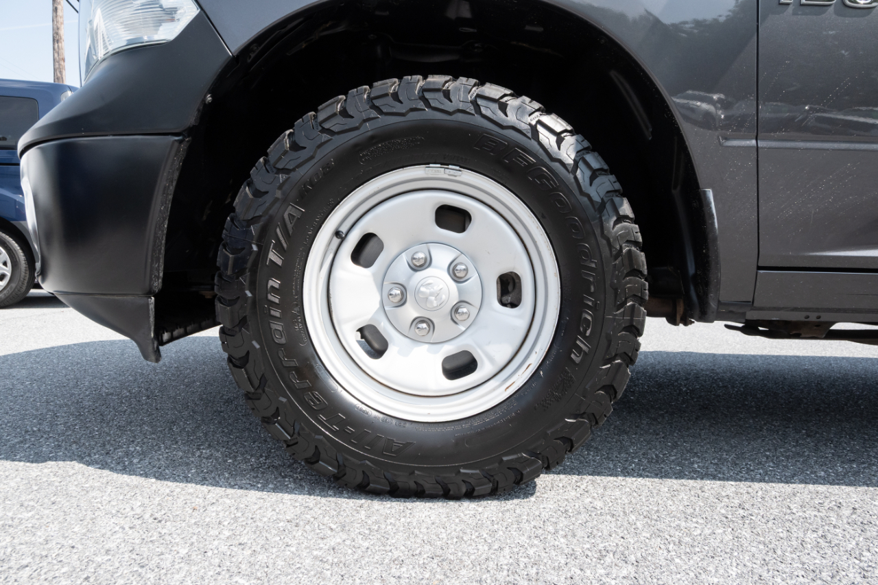 RAM 1500 4WD Quad Cab 140.5" Tradesman 2016