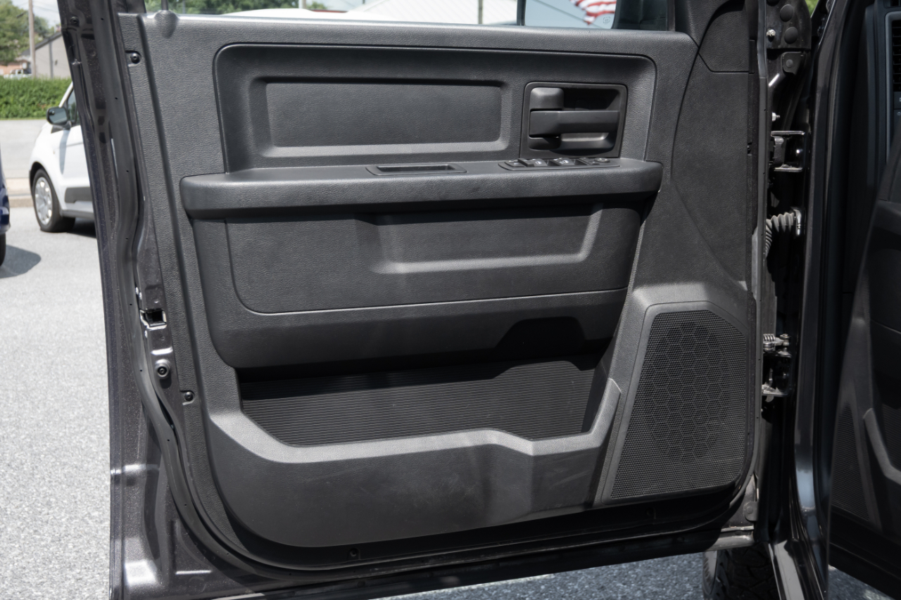 RAM 1500 4WD Quad Cab 140.5" Tradesman 2016