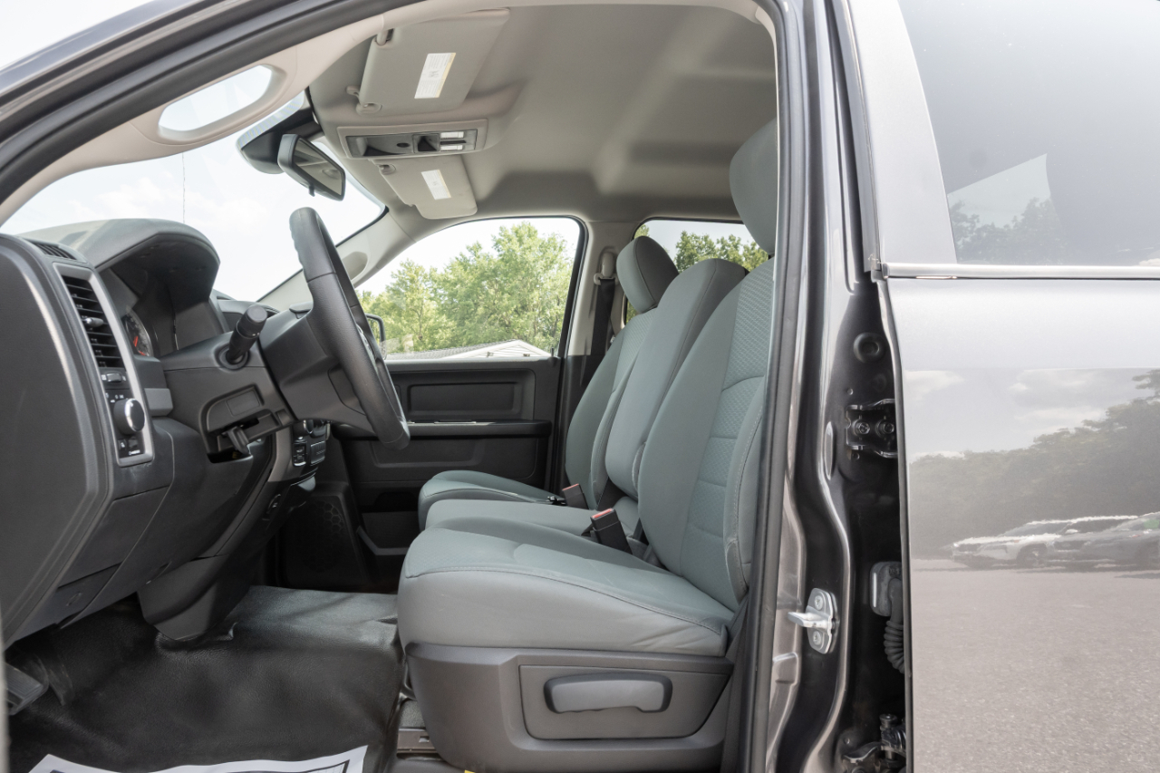 RAM 1500 4WD Quad Cab 140.5" Tradesman 2016