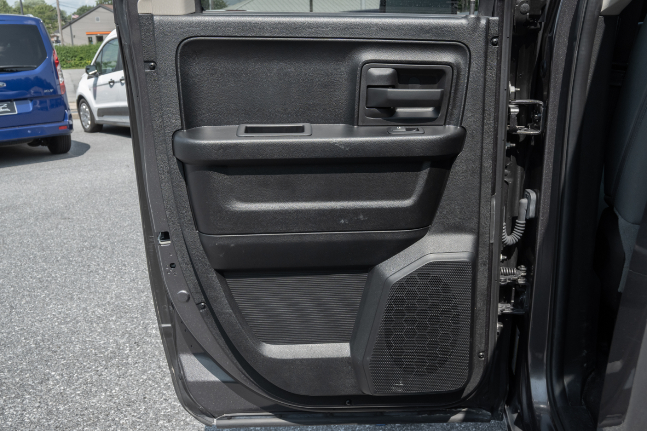 RAM 1500 4WD Quad Cab 140.5" Tradesman 2016