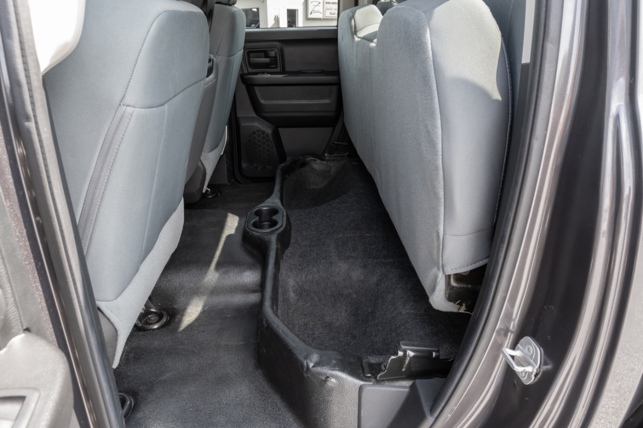 RAM 1500 4WD Quad Cab 140.5" Tradesman 2016