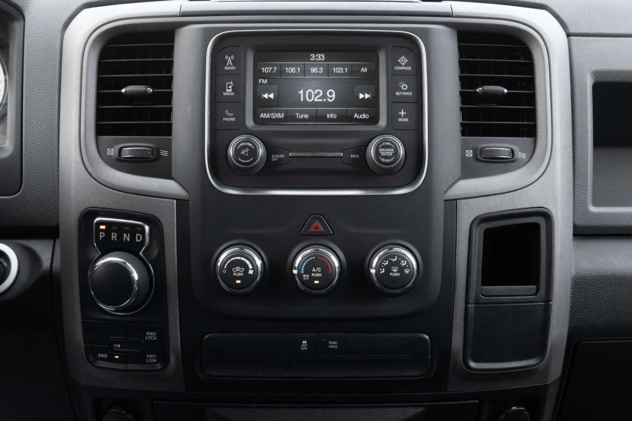 RAM 1500 4WD Quad Cab 140.5" Tradesman 2016