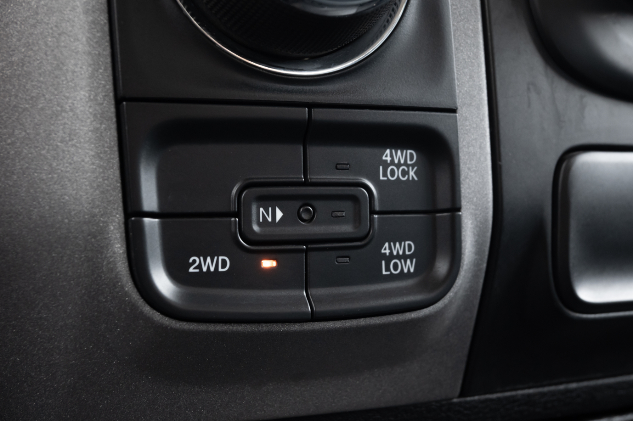 RAM 1500 4WD Quad Cab 140.5" Tradesman 2016